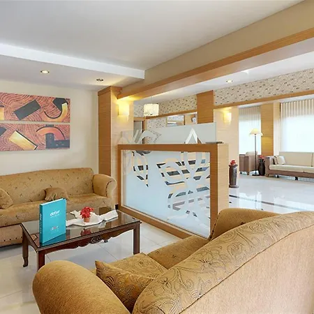 Laguna Hotel 3*